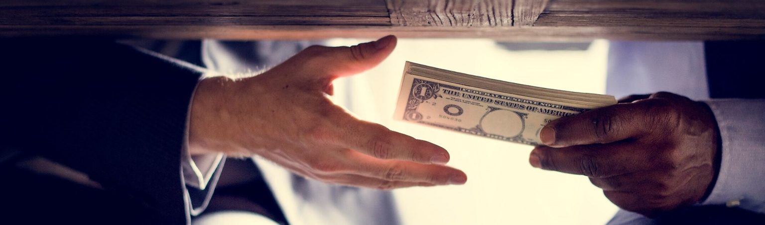 අල්ලස් ගැනීමට තැත්කළ පොලිසියේ දෙදෙනෙක් අත්අඩංගුවට