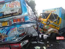 කොළඹ – නුවර මාර්ගයේ බස්රථ අනතුරකින් 15 ක් රොහල්ගත කෙරේ