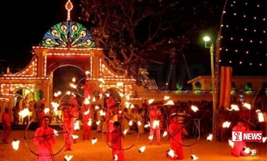 කතරගම දෙවොලේ පළමු පෙරහැරේ අලි කලබලයක්