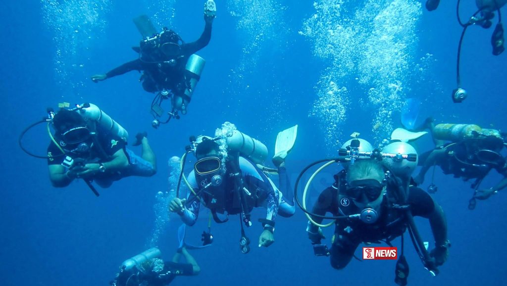 ‘HMS Hermes’ ගුවන් යානා ප්රවාහන නෞකාවේ නාවික හමුදාව ගවේෂණාත්මක කිමිදුම් අභ්යාසයක්