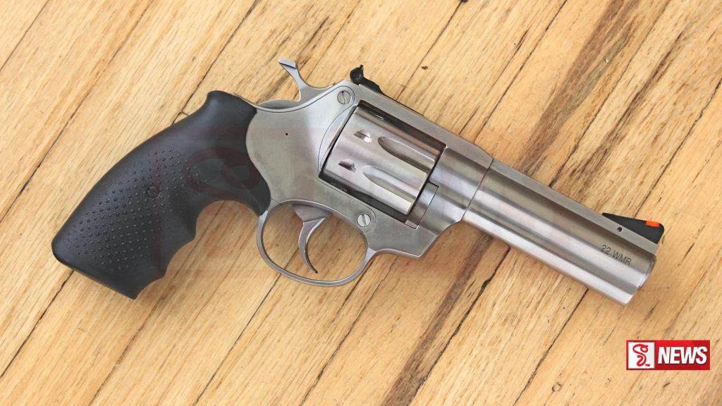 ක්ලබ් වසන්තගේ බිරිදගේ බෑග් එකෙන් රිවෝල්වරයක් හමුවෙයි (වීඩියෝ)