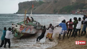 බටහිර අප්රිකානු මුහුදේ බෝට්ටුවක් පෙරළීමෙන් 15 ක් මරුට