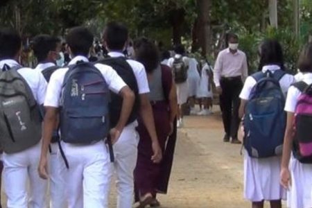 තෙවන පාසල් වාරය සතියකින් දිගුවෙයි