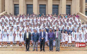 මැණික්දිවෙල මධ්ය මහා විද්යාලයේ දරුවන්ට සුහුරු පන්ති කාමරයක්