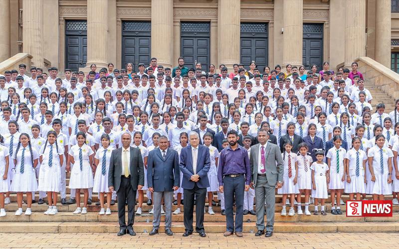 මැණික්දිවෙල මධ්ය මහා විද්යාලයේ දරුවන්ට සුහුරු පන්ති කාමරයක්