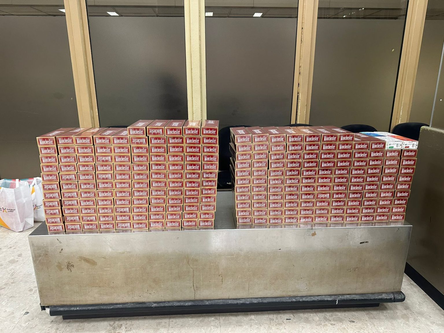 දුම්වැටි තොගයක් සමඟ ගුවන් මගීන් 4 දෙනෙකු අත් අඩංගුවට