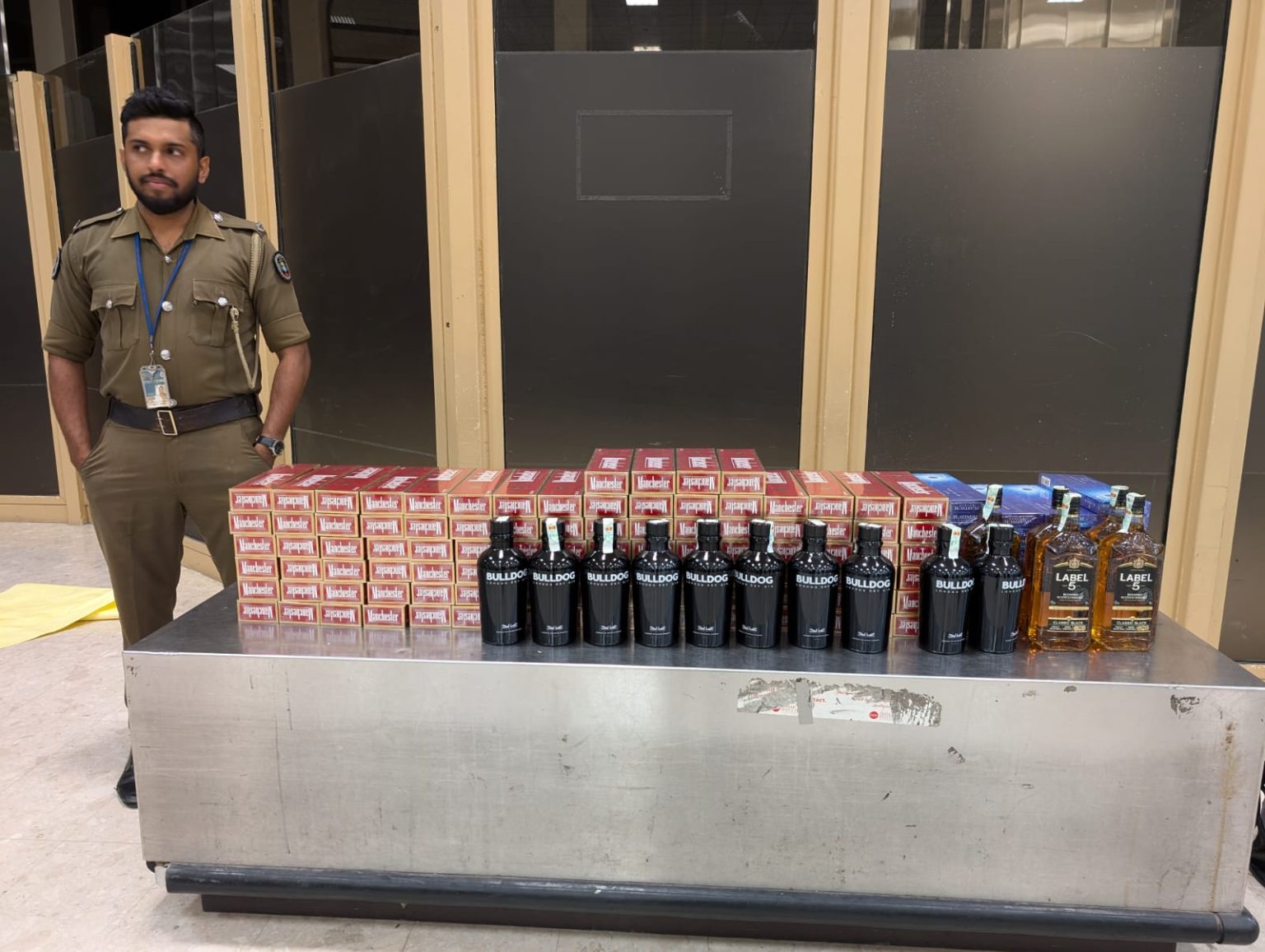 නීතිවිරෝධී ලෙස ශ්රී ලංකාවට ගෙන ආ භාණ්ඩ තොගයක් අත් අඩංගුවට