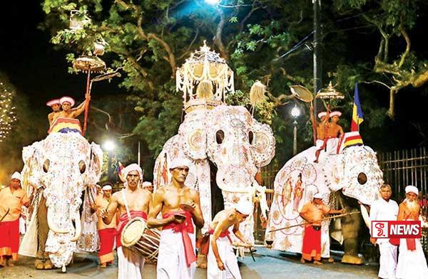 මහනුවර පළමු කුඹල් පෙරහැර හෙට විදි සංචාරය කරයි