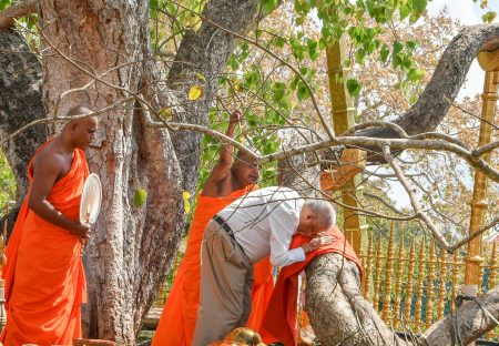 ජනපති ඓතිහාසික ජය ශ්රී මහා බෝධින් වහන්සේ වැඳ පුදා ගනි