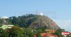 ඇතුගලෙන් පුද්ගලයෙකු බිම ඇද වැටෙයි