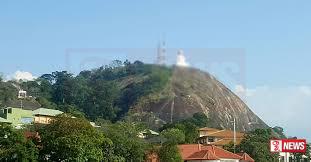 ඇතුගලෙන් පුද්ගලයෙකු බිම ඇද වැටෙයි