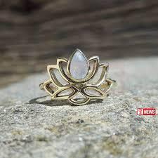 රන් පැහැති නෙලුම් මලක් සමග පුද්ගලයෙකු අත්අඩංගුවට