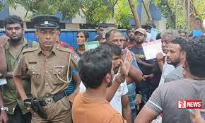 වව්නියාව ආගමන විගමන කාර්යාලය ඉදිරිපිට උණුසුම් තත්ත්වයක්