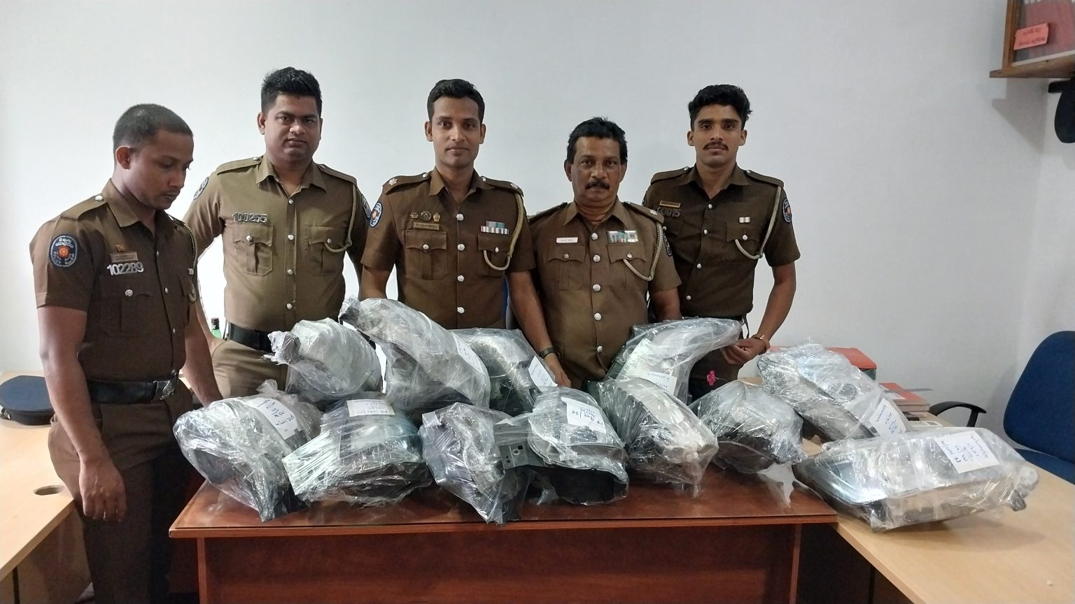 නවීනතම මෝටර් රථ වල ඉදිරි පස ප්රධාන ලාම්පු ගලවා අලෙවි කරන ජාවාරම්කරුවන් දෙදෙනෙකු අත් අඩංගුවට