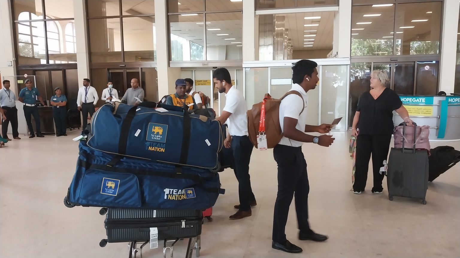 එංගලන්ත සංචාරය නිම කළ ශ්රී ලංකා කණ්ඩායම දිවයිනට