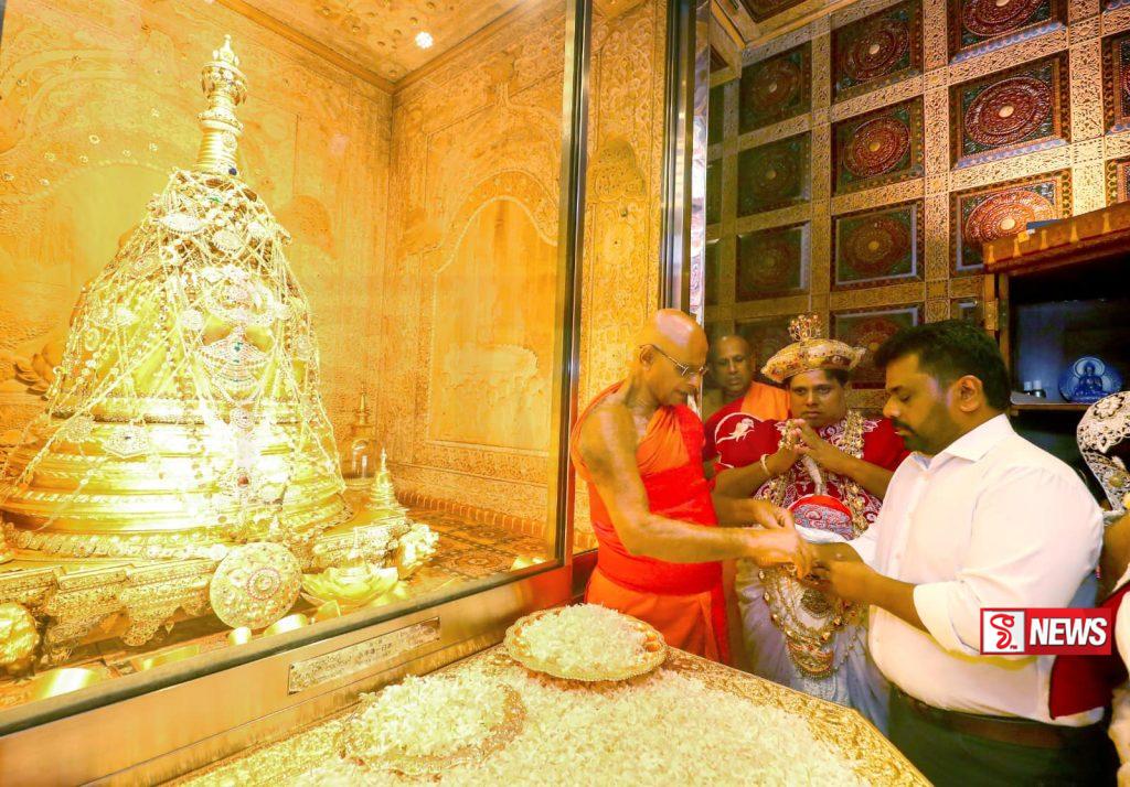 ජනපති අනුර දළදා වඳී