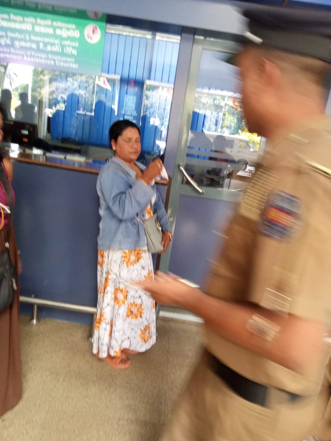 ගුවන් තොටුපොළේ තරුණයන් අතරමං කළ රැකියා නියෝජිතවරිය අල්ලයි