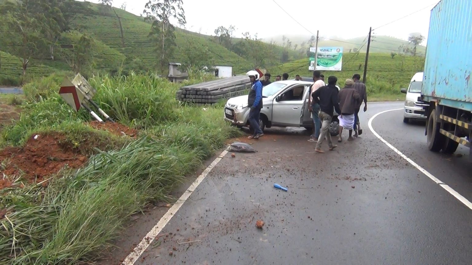 අධික වේගයෙන් ධාවනය වු මොටර් රථයක් මාර්ගය හරහා පෙරලිමෙන් එක් අයෙකු රෝහල් ගත කෙරේ.