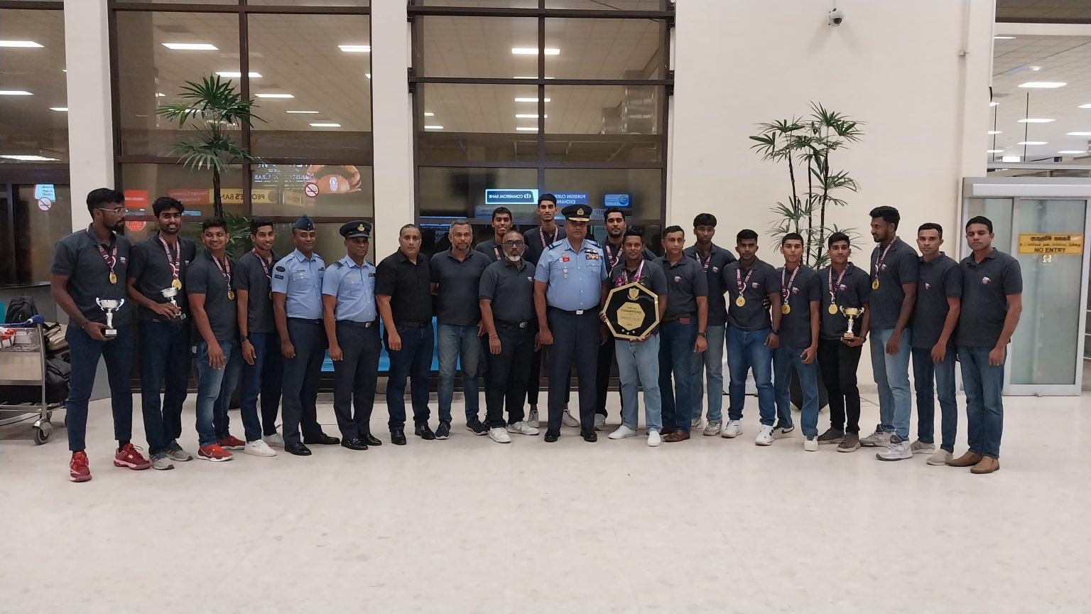 පැසිපන්දු තරගාවලියේ ශූරතාවය ශ්රී ලංකා ගුවන් හමුදා කාන්තා සහ පිරිමි කණ්ඩායම් දිනා ගෙන කටුනායකට