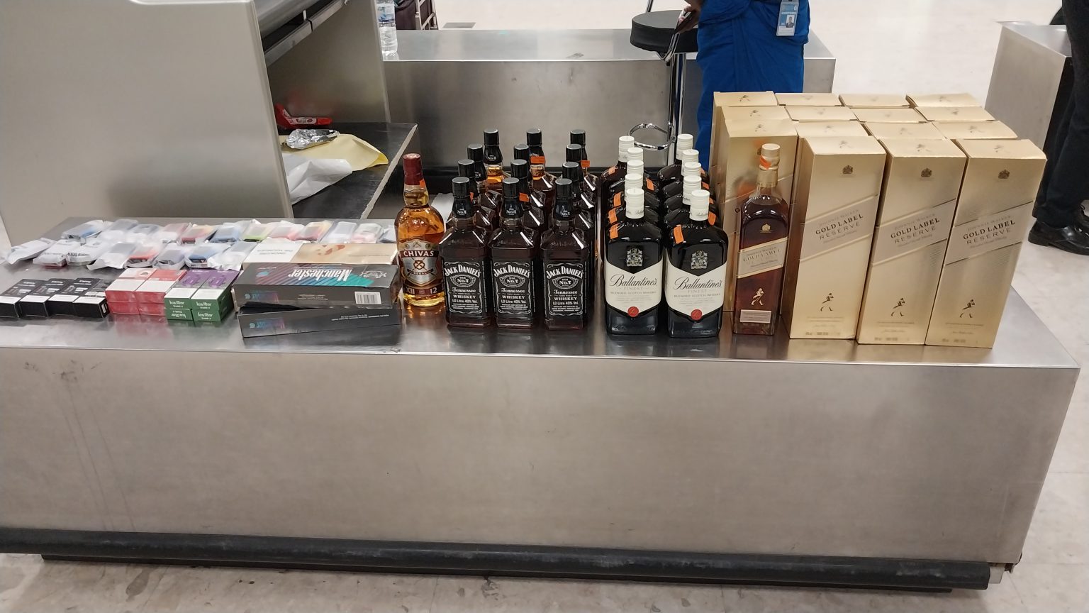 නීතිවිරෝධී ලෙස මෙරටට ගෙන ආ විස්කි , විද්යුත් දුම්වැටි සහ ස්මාර්ට් ජංගම දුරකථන