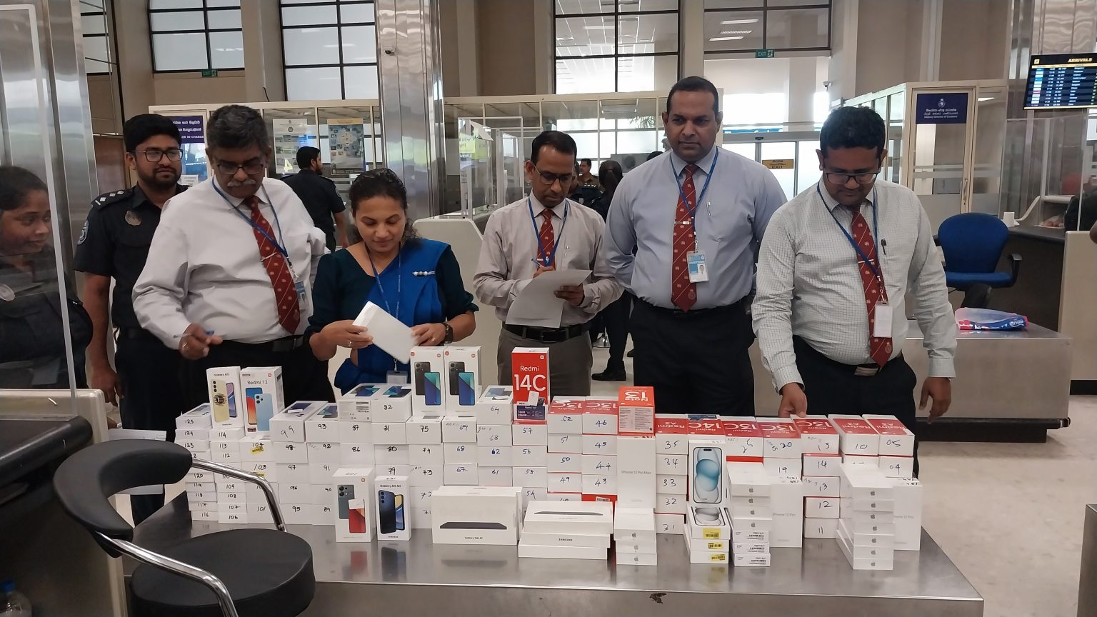 නීතිවිරෝධී ලෙස මෙරටට ගෙන ආ විස්කි , විද්යුත් දුම්වැටි සහ ස්මාර්ට් ජංගම දුරකථන