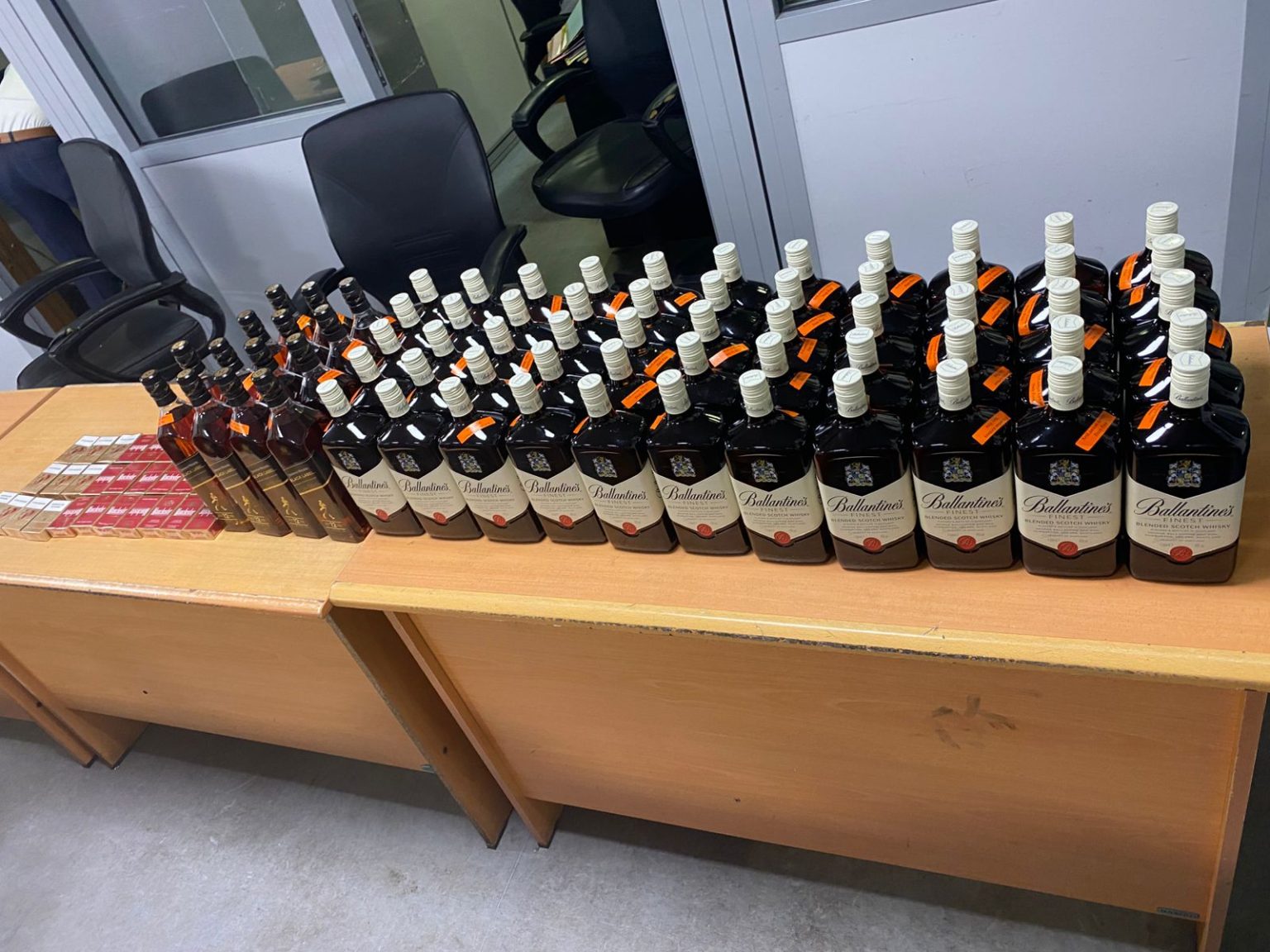 කටුනායක ගුවන් තොටුපොළෙන් පිට කර ගෙන යාමට තැත් කළ විස්කි තොගය .