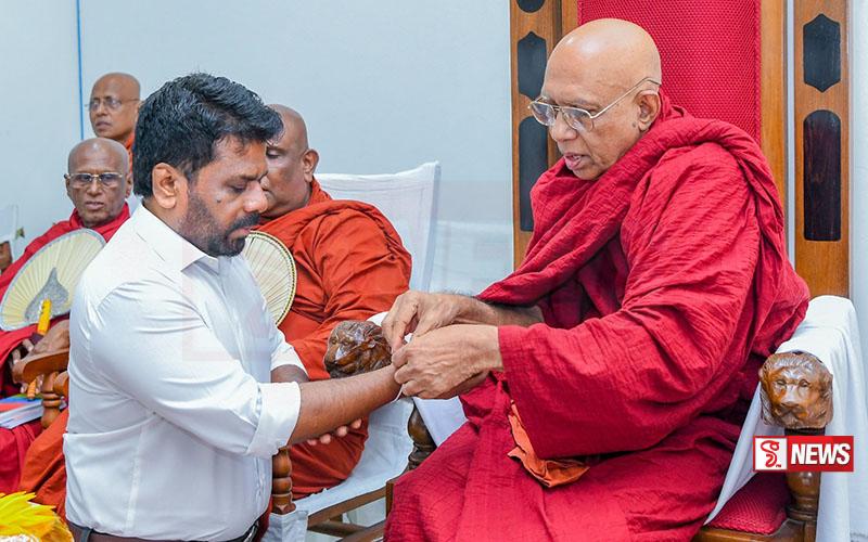 ජනපති රාමඤ්ඤ මහා නිකායේ මහා නායක හිමි බැහැ දැක ආශිර්වාද ලබා ගනී