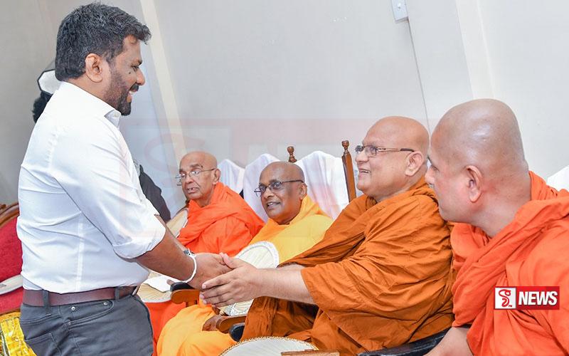 ජනපති අමරපුර මහා නිකායේ මහා නායක හිමිපාණන් වහන්සේ බැහැ දැක ආශිර්වාද ලබා ගනී