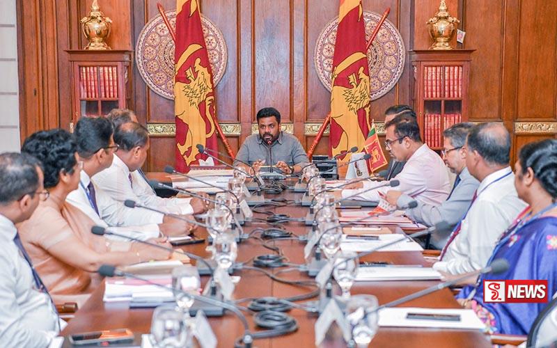 ජනපති සහ ශ්රී ලංකා රේගු දෙපාර්තමේන්තුවේ හා දේශීය ආදායම් දෙපාර්තමේන්තුවේ ජ්යෙෂ්ඨ නිලධාරීන් අතර හමුවක්
