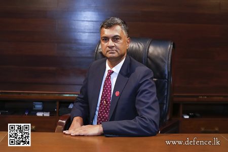 නව ආරක්ෂක ලේකම් ආරක්ෂක ප්රධානීන් හමුවෙයි