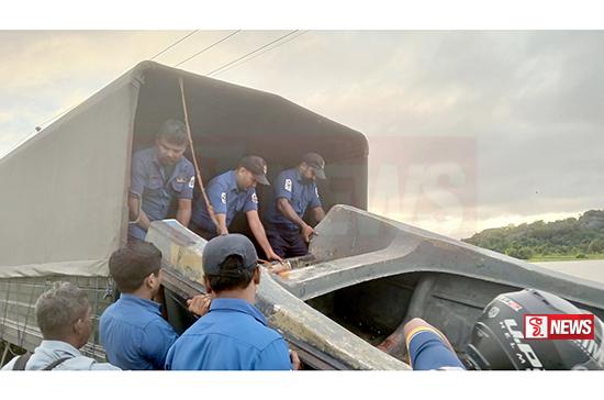 ගංවතුරෙන් විපතටපත් තිදෙනෙකුගෙන් යුත් පවුලක් නාවික හමුදාව විසින් බේරාගැනේ.