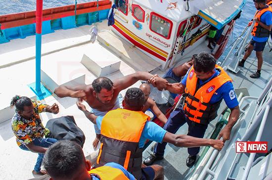 ගැඹුරු මුහුදේදී රෝගීව අසාද්ය තත්වයේ සිටි ධීවරයෙකු ගොඩබිමට රැගෙනවිත් ප්රතිකාර සඳහා යොමු කිරීමට නාවික හමුදා සහය