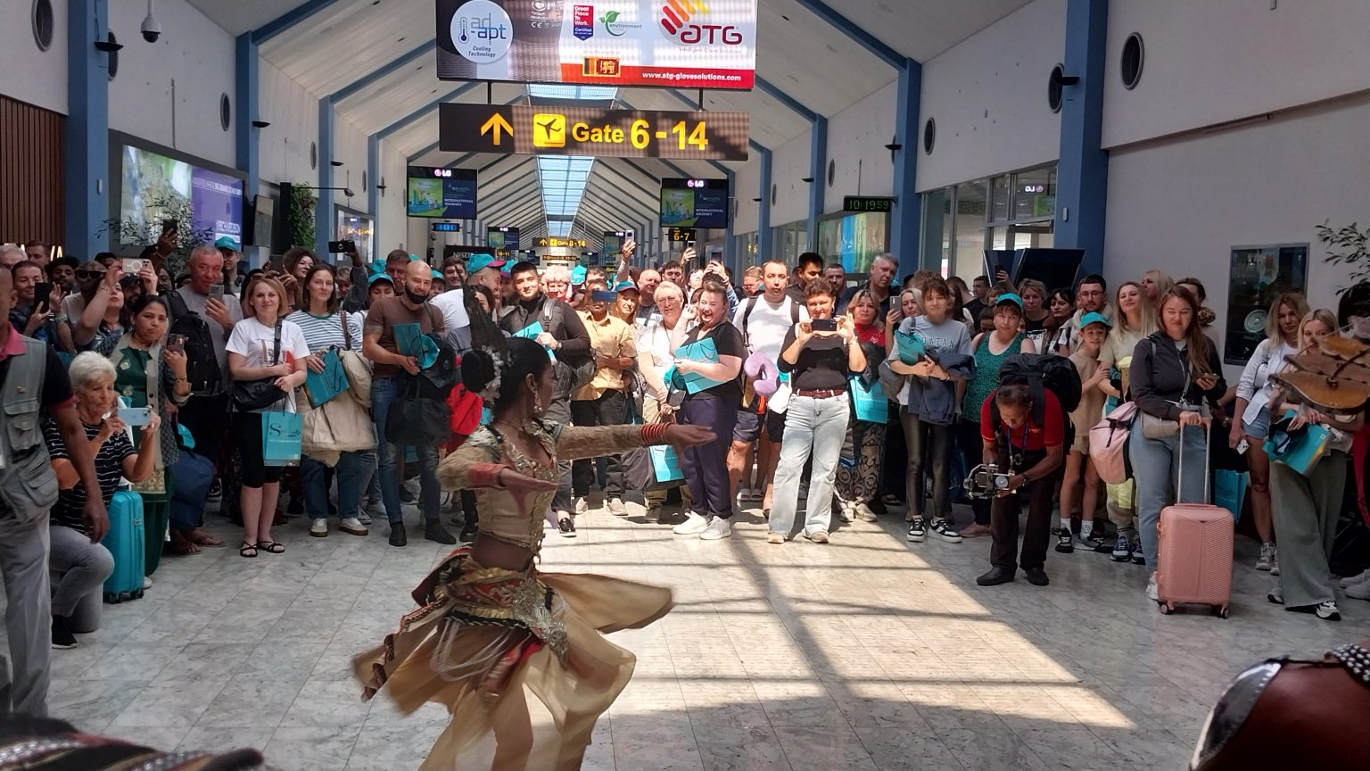 රුසියාවේ සිට සංචාරකයන් රැගත් පළමු ගුවන් යානය කටුනායකට