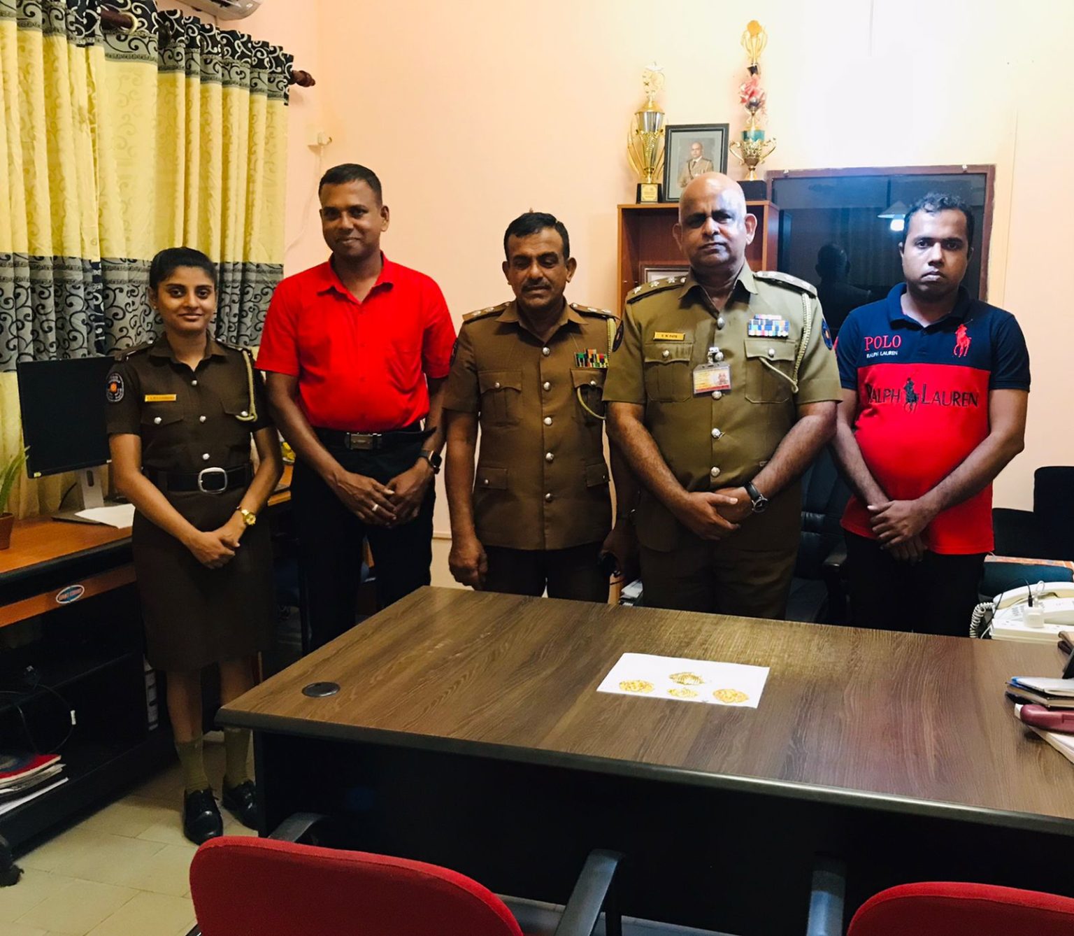 රුපියල් ලක්ෂ 27 ක් වටිනා රන් පෙන්ඩන්ට් තොගයක් කටුනායක ගුවන් තොටුපොළේ දී සොරා ගත් ගුවන් මගී කාන්තාව අත් අඩංගුවට