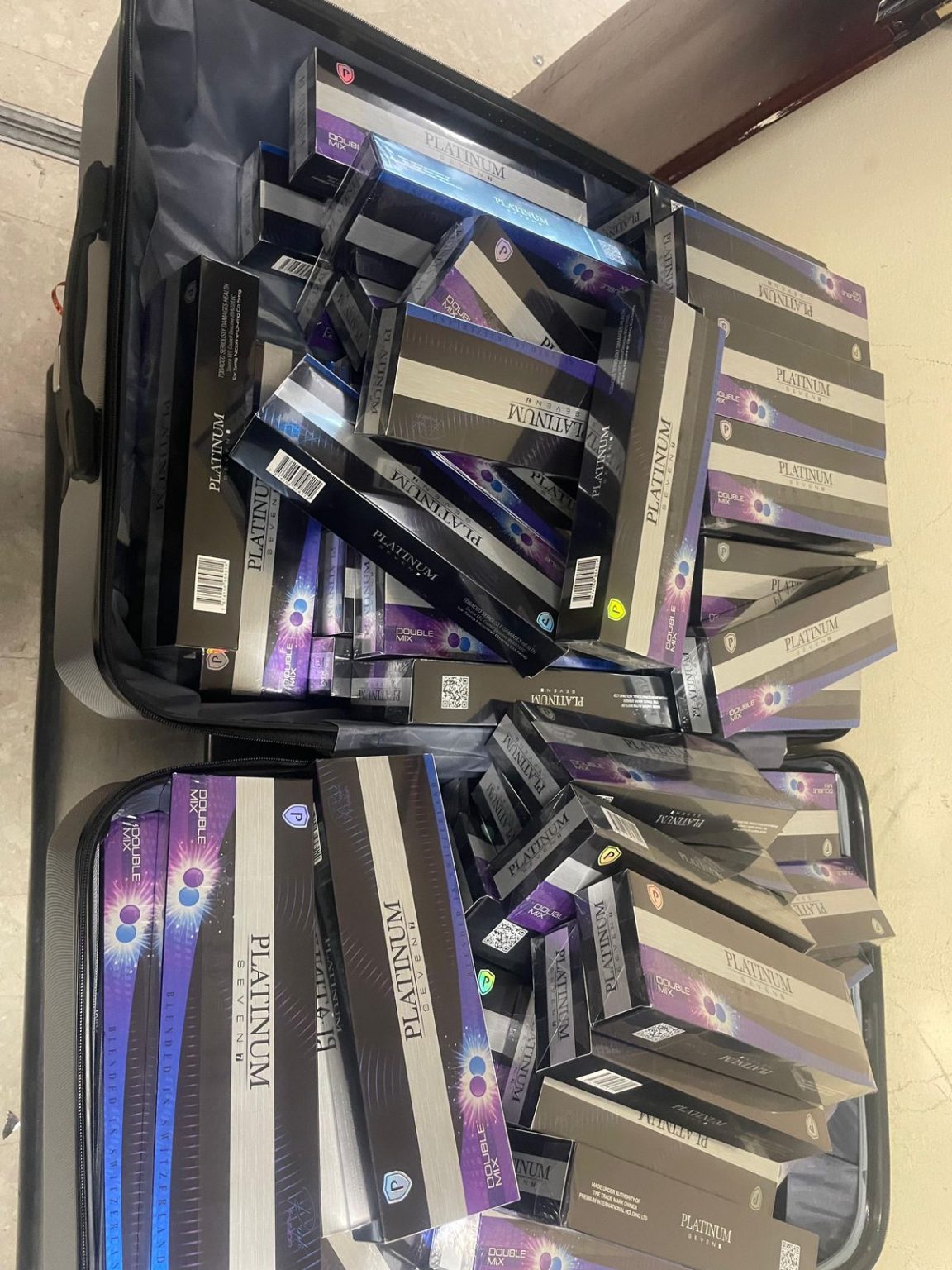 නීතිවිරෝධී ලෙස මෙරටට ගෙන ආ දුම්වැටි තොගයක් කටුනායක දී අත් අඩංගුවට