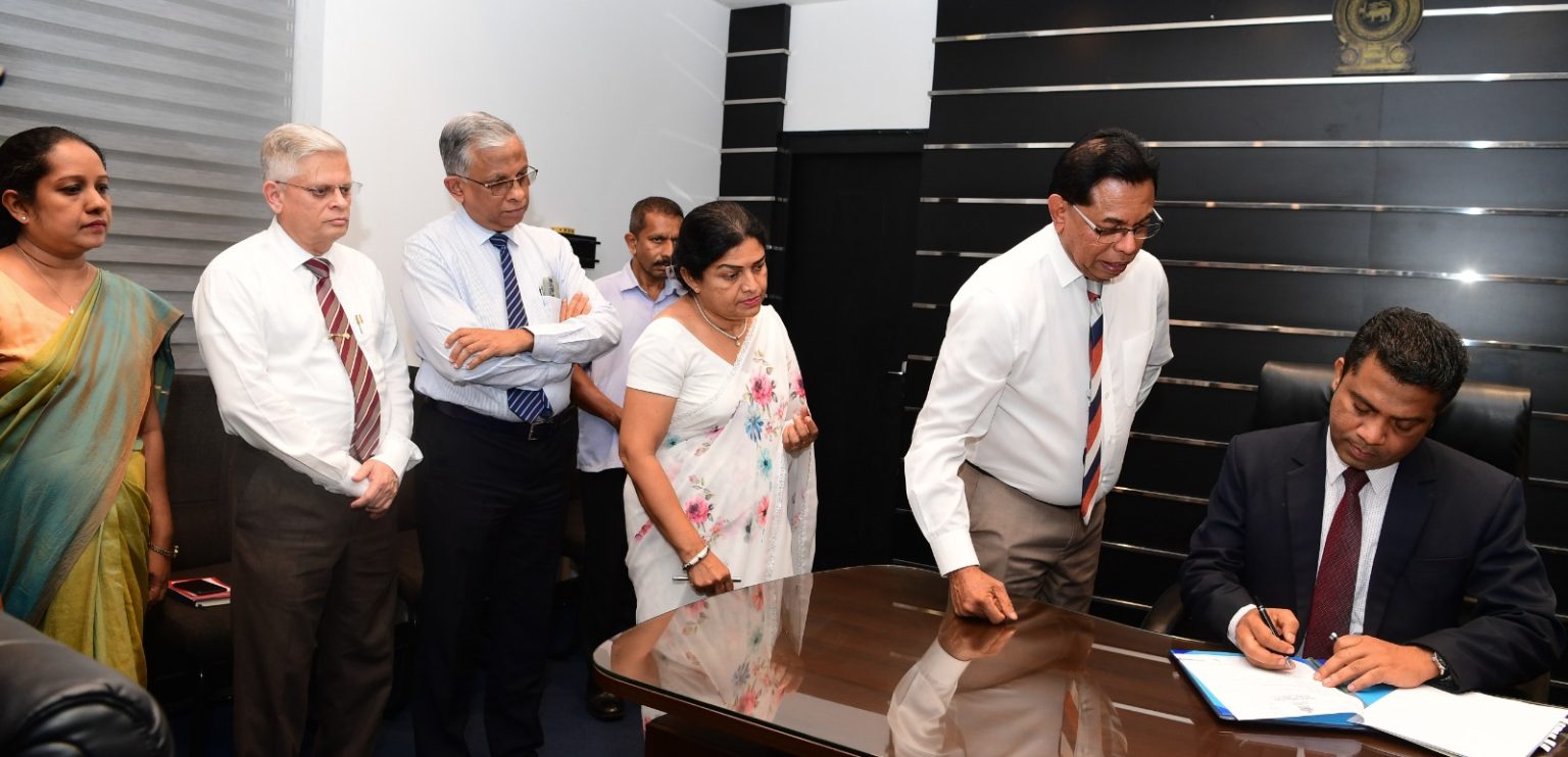 වෛද්ය නලින්ද ජයතිස්ස මහතා සෞඛ්ය අමාත්යධූරයේ වැඩ ආරම්භ කරයි.