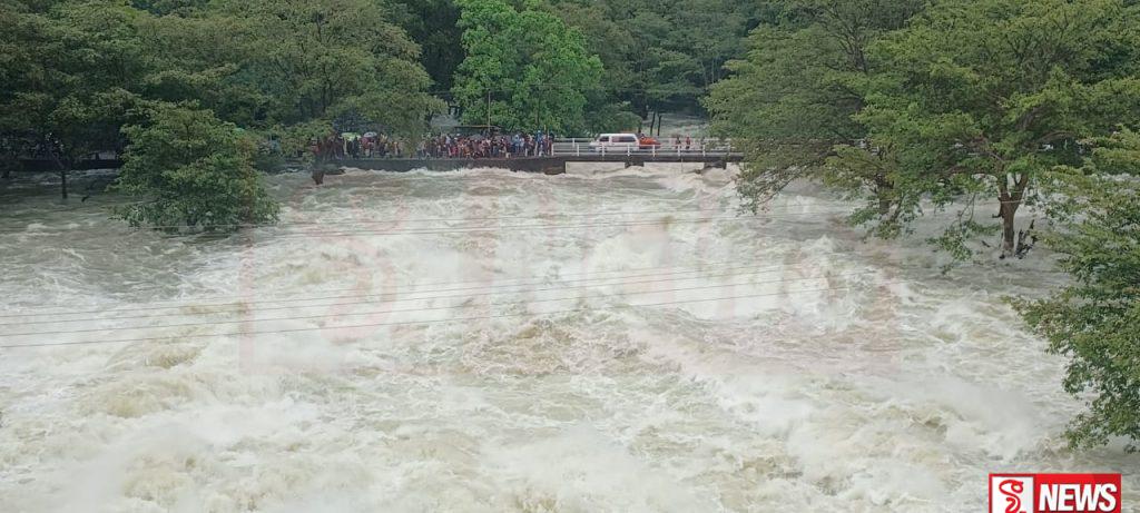 කලාවැව වාන් දොරටු හරහා කළා ඔයාට ජලය ගලා යන අයුරු