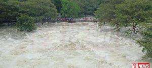 කලාවැව වාන් දොරටු හරහා කළා ඔයාට ජලය ගලා යන අයුරු