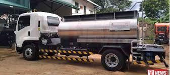 පානීය ජල හි්ගයට පිළියම් ලෙස බවුසර් මගින් ජලය බෙදා හරියි