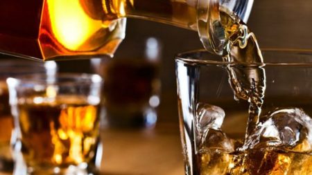 නීති විරෝධී මත් පැන් නිශ්පාදනය සිදු කළ චීන ජාතිකයෙකු අත්අඩංගුවට