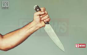 බස් නැවතුමේ රැඳී සිටි මගියෙකුට තියුණු ආයුධයකින් පහරදීමක්