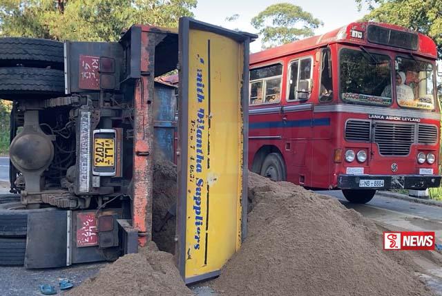 ටිපර් රථයක් පෙරලී රථ වාහන ගමනාගමනයට බාධා