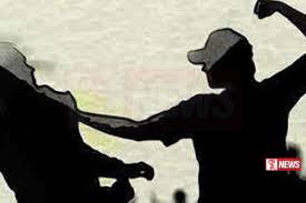 පියෙකු විසින්පු පුතාට ආයුධයකින් පහර දී පියා වස බොයි