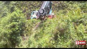 මෝටර් රථයක් මාර්ගයන් ඉවතට පැන ප්රපාතයකට පෙරලෙයි තිදෙනෙකුට තුවාල