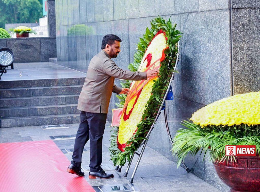 නිදහස් වියට්නාමයේ ප්රථම ජනාධිපතිවරයාට පුෂ්පෝපහාර