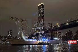 මෙක්සිකානු නෞකාවක් නිව්යෝර්ක් නගරයේ පාලමක ගැටෙයි