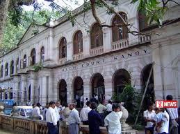 අධිකරණ භූමියේදී තරුණියක් පැහැර ගනී