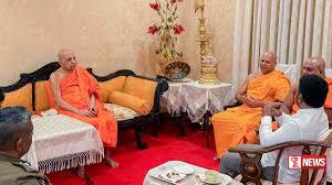 ජනපති අනුර  මල්වතු සහ අස්ගිරි මහ නාහිමිවරුන් බැහැ දකී