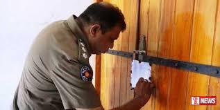 කඩුවෙල මහෙස්ත්රාත්වරිගේ නිල මැදිරියට මුද්රා තබයි.