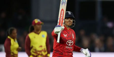 කාසියේ වාසිය දිනු එංගලන්තා කාන්තා කණ්ඩායම පන්දුවට පහරදෙයි